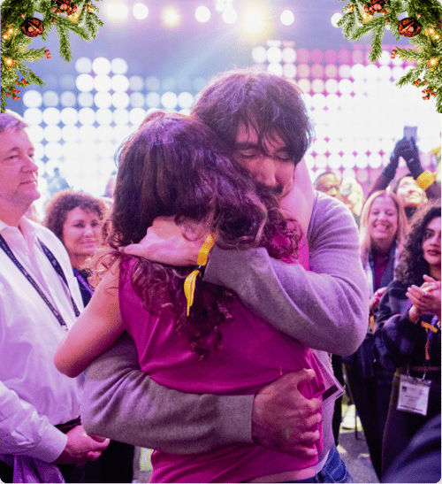 HOL25_DWD_couple-hugging HOL25_DWD_couple-hugging